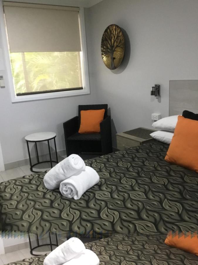 Golden Palms Motor Inn Бандаберг Экстерьер фото
