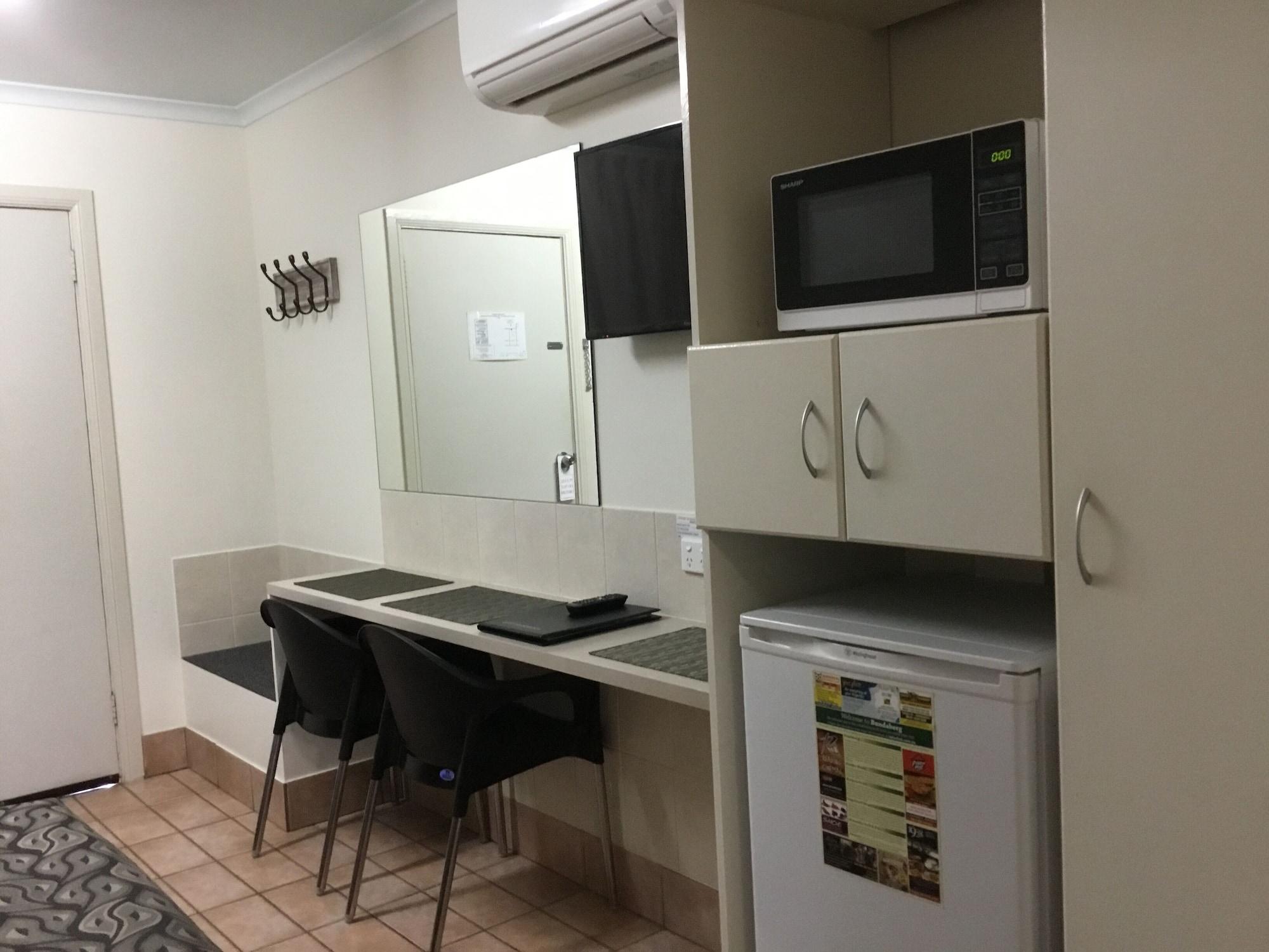 Golden Palms Motor Inn Бандаберг Экстерьер фото