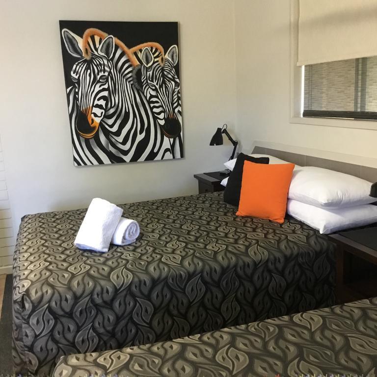 Golden Palms Motor Inn Бандаберг Экстерьер фото