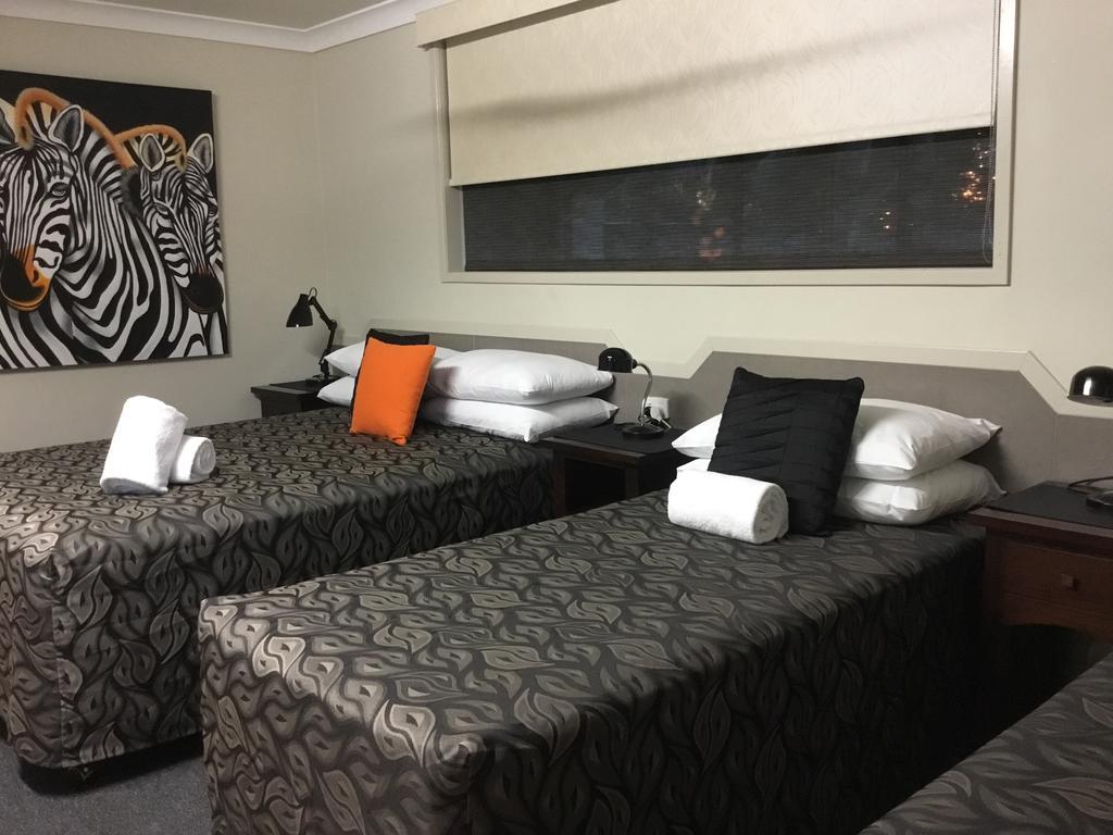 Golden Palms Motor Inn Бандаберг Экстерьер фото