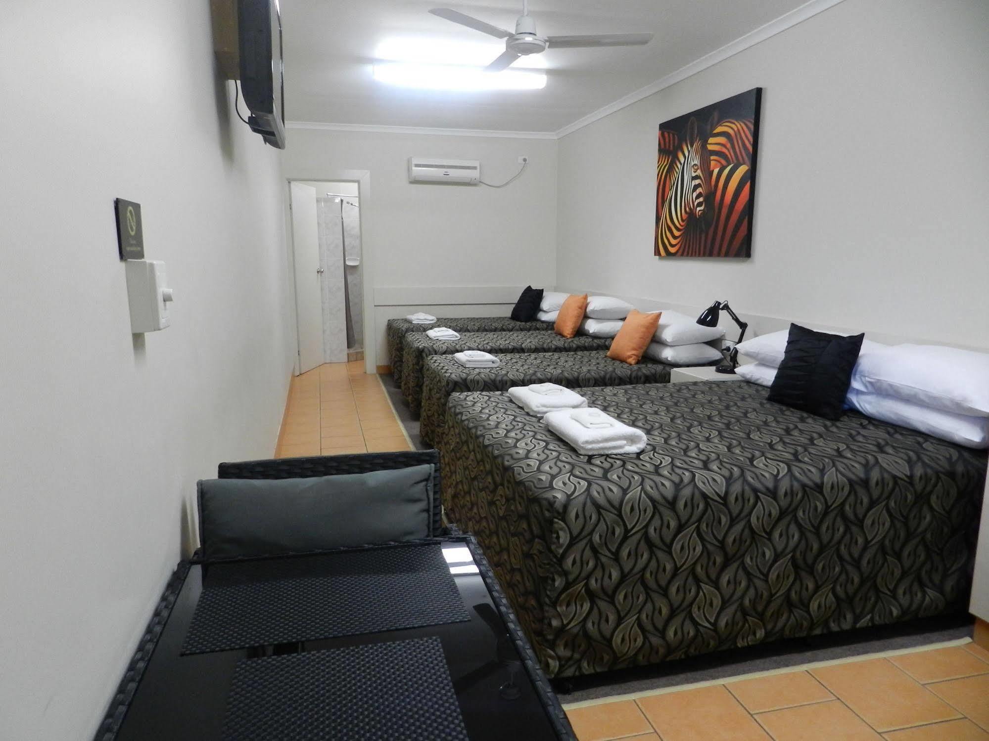 Golden Palms Motor Inn Бандаберг Экстерьер фото